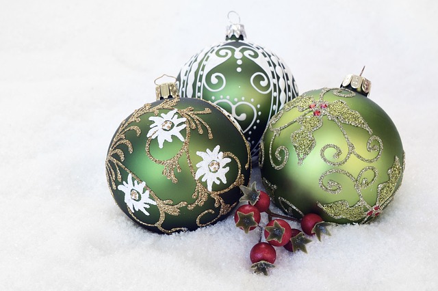 christmas-bauble-2956231_640.jpg